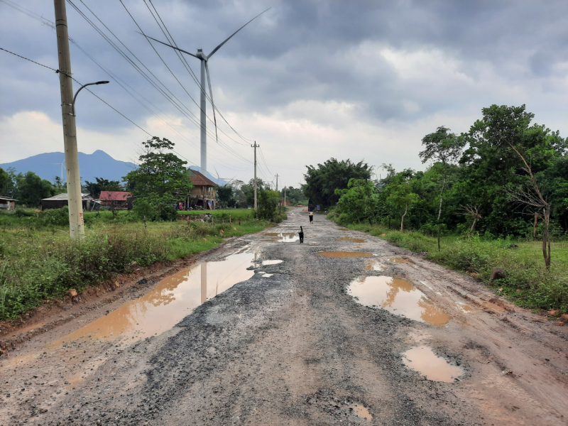 Xe chở thiết bị điện gió băm nát đường, chủ đầu tư vẫn không chịu sửa chữa -0