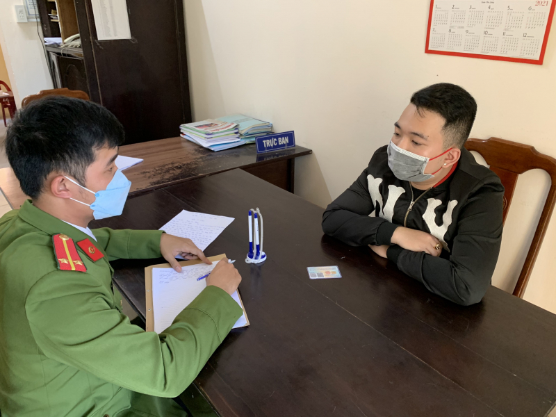 Bắt 2 đối tượng bán ma túy cho nhóm nam, nữ trong nhà nghỉ -0