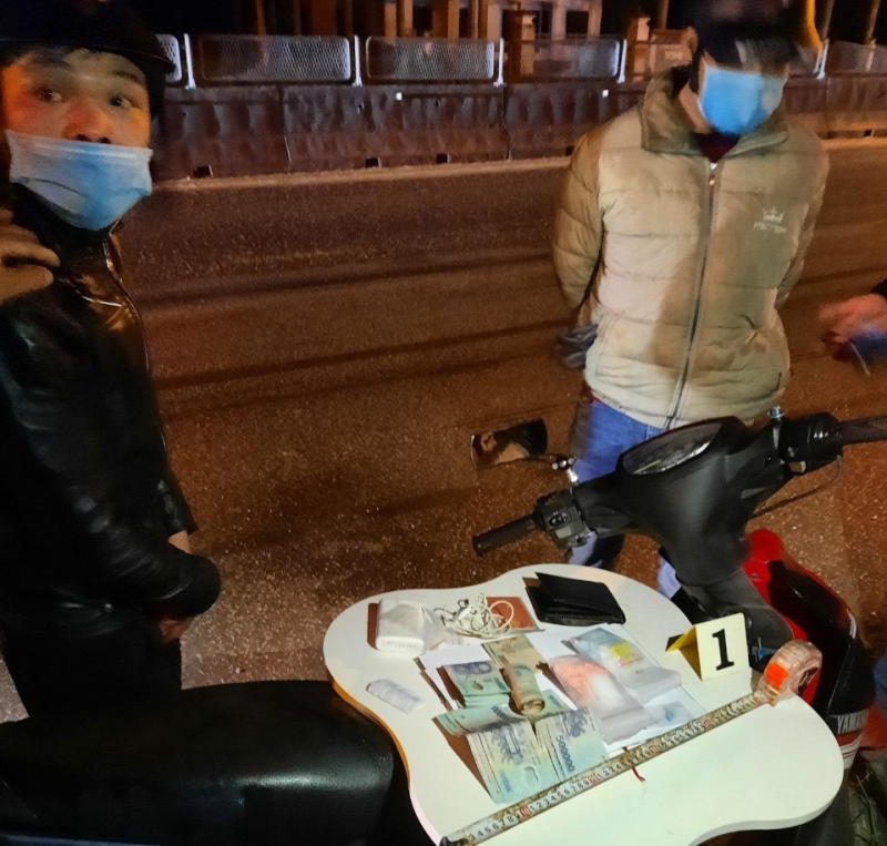 Bắt 2 đối tượng bán ma túy cho nhóm nam, nữ trong nhà nghỉ -0