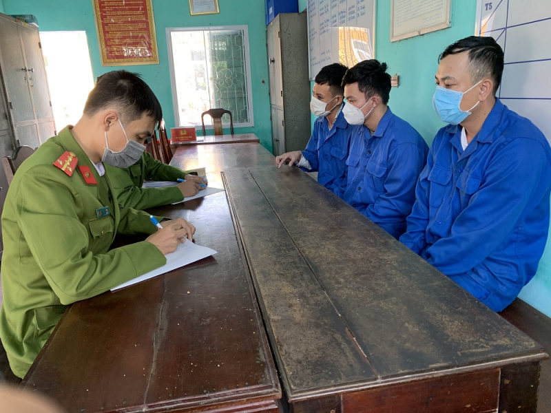 Khống chế, bắt giữ người để đòi nợ -0