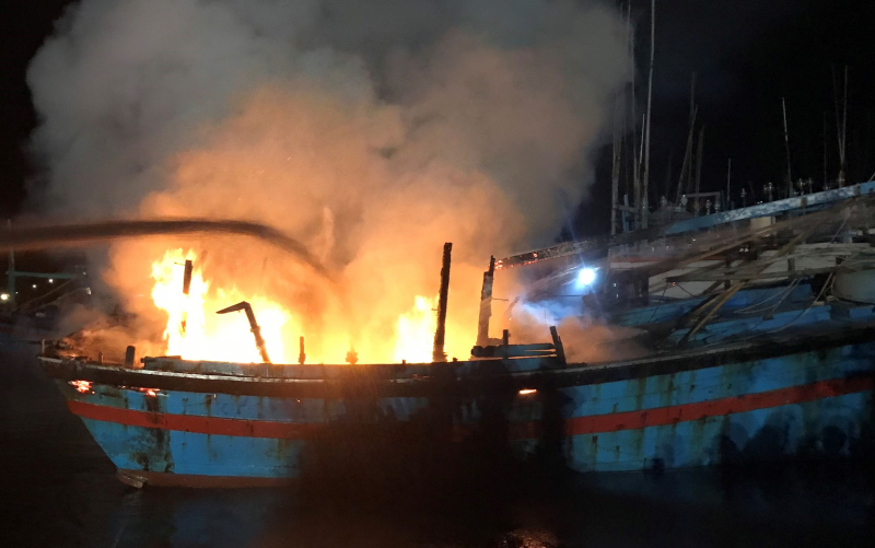3 tàu cá Bình Định bốc cháy lúc rạng sáng -0