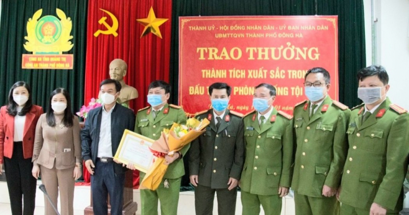 Thưởng nóng Công an Đông Hà bắt giữ vụ vận chuyển 4 bánh heroin và 10kg ma túy đá -0