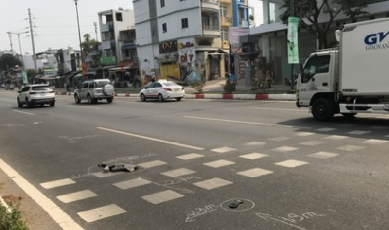 Bị ô tô tông tử vong vì chạy băng ngang đường không quan sát -0