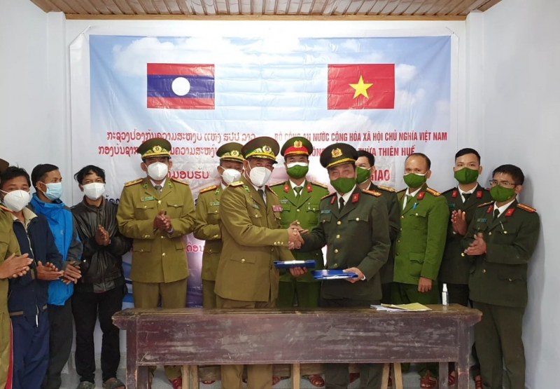 Bàn giao thêm 1 trụ sở làm việc cho Công an nước bạn Lào -0