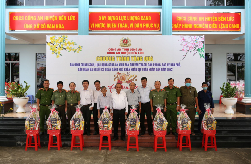 Nguyên Phó Thủ tướng thường trực Trương Hòa Bình trao tặng 600 phần quà Tết ở Bến Lức-Long An -0