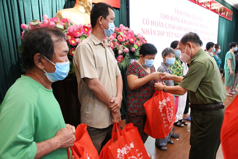 Đem cái Tết đầm ấm đến người dân tộc thiểu số ở quận 6 -0