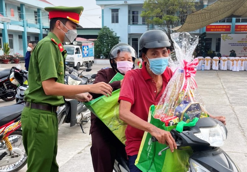 Nguyên Phó Thủ tướng thường trực Trương Hòa Bình trao tặng 600 phần quà Tết ở Bến Lức-Long An -0