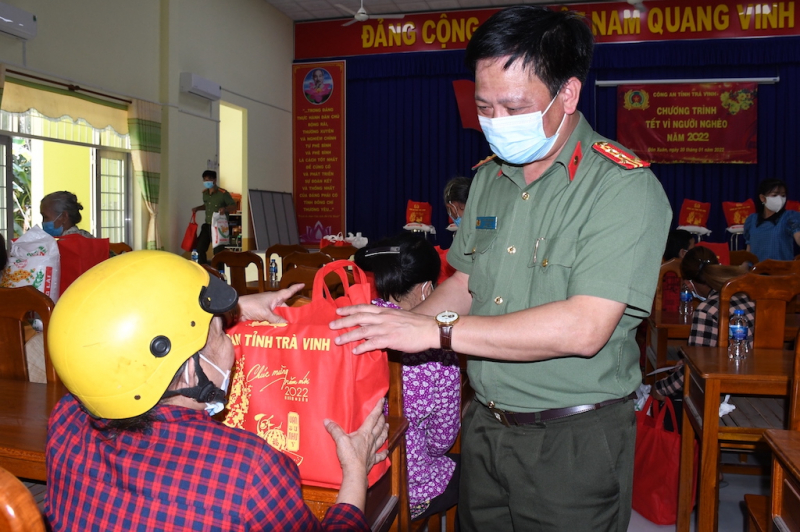 Thăm, tặng quà cơ sở tôn giáo trước thềm Tết Nguyên đán -0