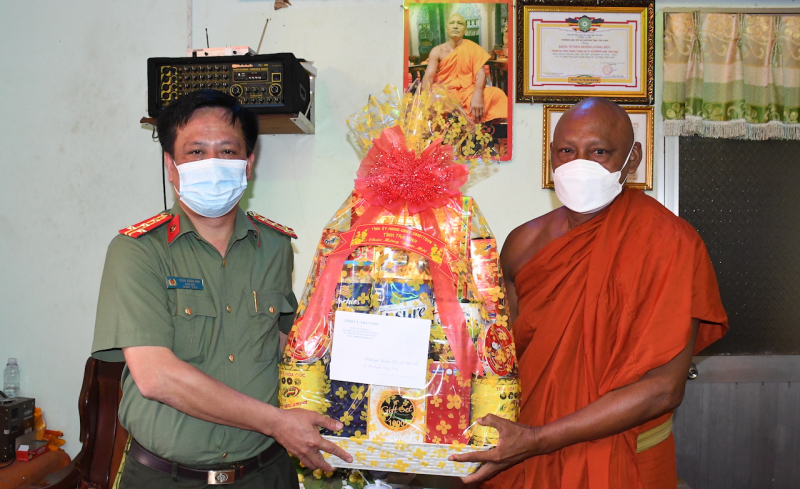 Thăm, tặng quà cơ sở tôn giáo trước thềm Tết Nguyên đán -0