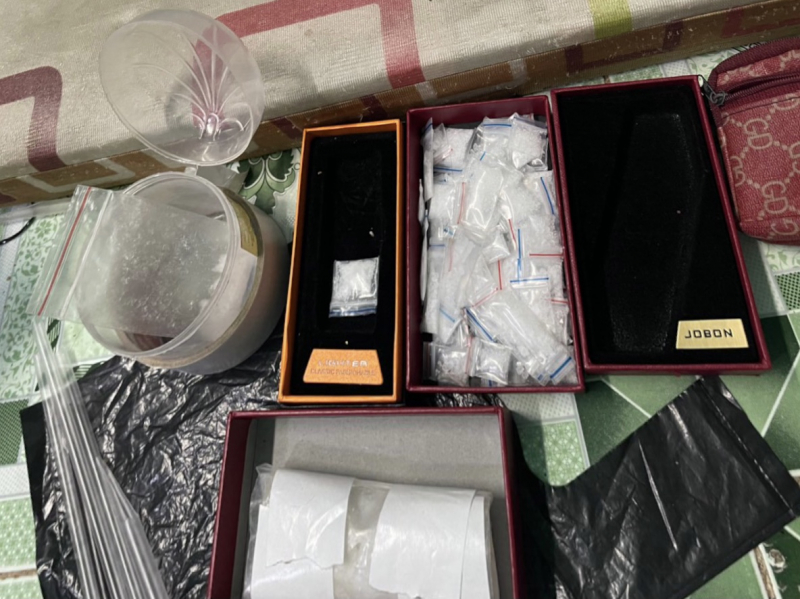 Đôi tình nhân chuyên bán lẻ ma túy cho các con nghiện -0