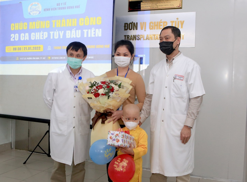 GS.TS Phạm Như Hiệp, Giám đốc Bệnh viện T.Ư Huế tặng quà cho bệnh nhi trong ngày xuất viện sau ca ghép tủy thành công.