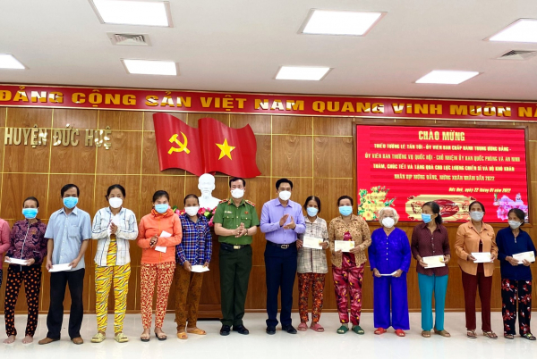 Đồng chí Lê Tấn Tới trao 200 phần quà Tết cho bà con Long An -0