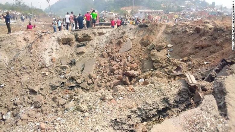 Xe chở thuốc súng phát nổ, thổi bay cả thị trấn -0