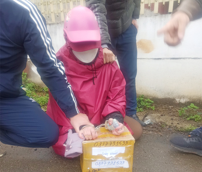 Bắt nữ giáo viên tiểu học mua bán trái phép 6 bánh heroin -1