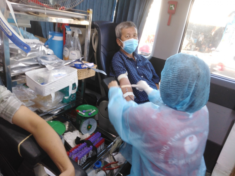 Gần Tết, giáo dân và lương dân rủ nhau hiến máu tình nguyện -0