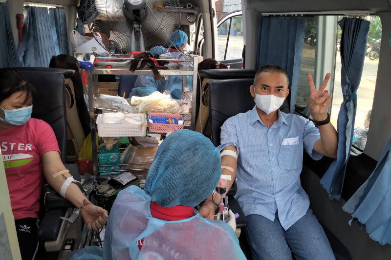 Gần Tết, giáo dân và lương dân rủ nhau hiến máu tình nguyện -0