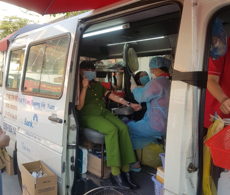 Gần Tết, giáo dân và lương dân rủ nhau hiến máu tình nguyện -0