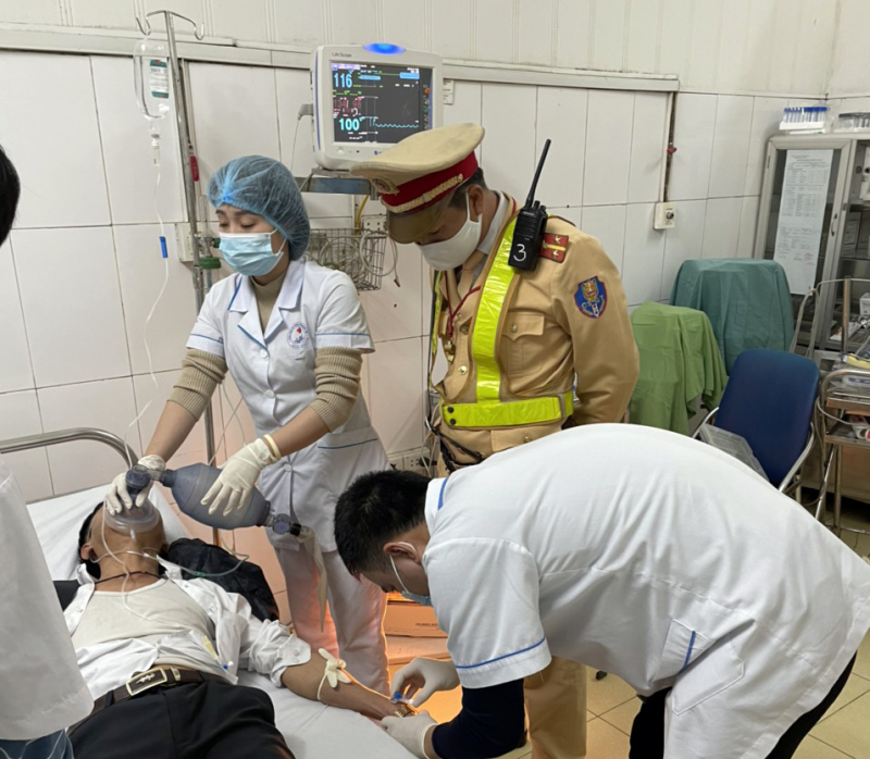 Tài xế ngất xỉu trên cao tốc, CSGT kịp thời ứng cứu -0