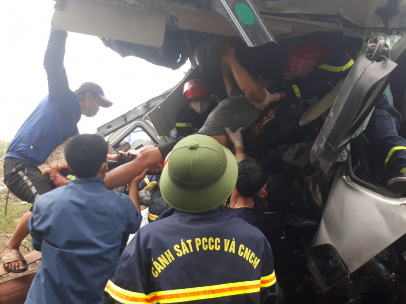 Kịp thời cứu hai nạn nhân mắc kẹt trong xe ô tô bị tai nạn  -0