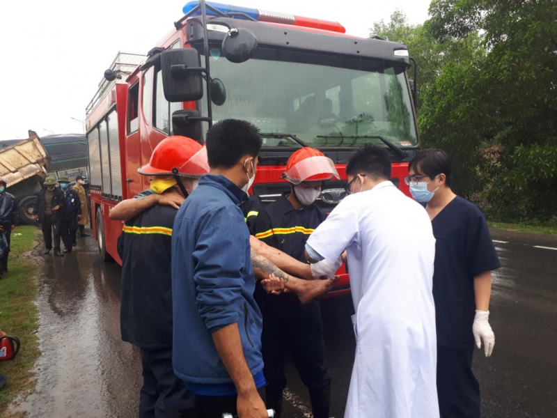 Kịp thời cứu hai nạn nhân mắc kẹt trong xe ô tô bị tai nạn  -0