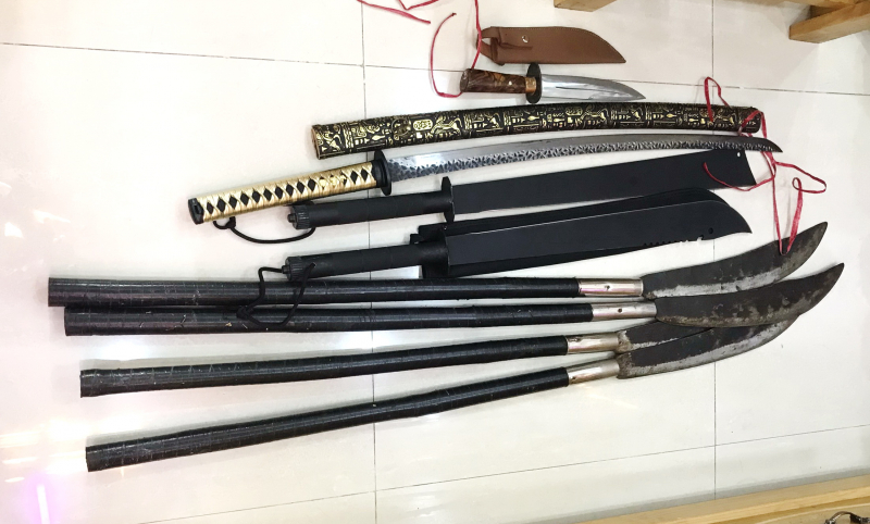 Thu nhiều hung khí khi khám xét khẩn cấp nơi ở của nhóm cho vay lãi nặng -0