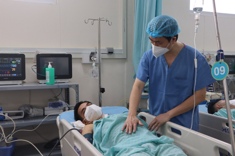 Lấy nắp chai kim loại cắm sâu hơn 2 tháng trong thực quản người bệnh  -0