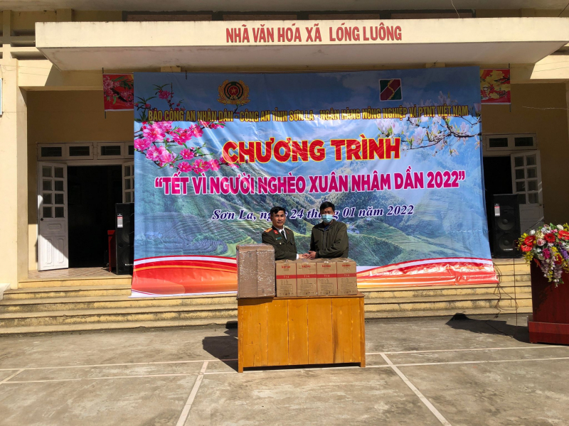 Báo CAND và Ngân hàng Agribank trao tặng người nghèo tỉnh Sơn La 200 suất quà Tết -0