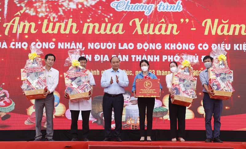 Chủ tịch nước Nguyễn Xuân Phúc trao quà Tết tặng  công nhân, người lao động tại TP Hồ Chí Minh -0
