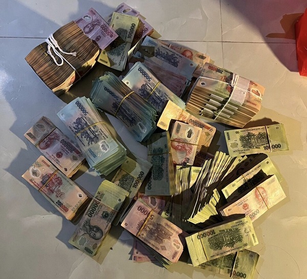 Cướp ngân hàng mang về đưa cho bạn gái hơn 1 tỷ đi mua sắm -0