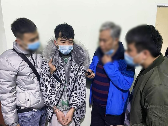 Cướp ngân hàng mang về đưa cho bạn gái hơn 1 tỷ đi mua sắm -0