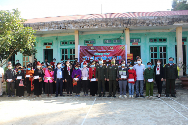 Báo CAND và Ngân hàng Agribank tiếp tục trao tặng người nghèo tỉnh Điện Biên 200 suất quà Tết -0