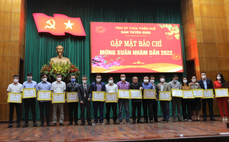 Công an tỉnh Thừa Thiên-Huế tặng giấy khen cho nhiều tập thể, phóng viên có thành tích trong công tác tuyên truyền -0