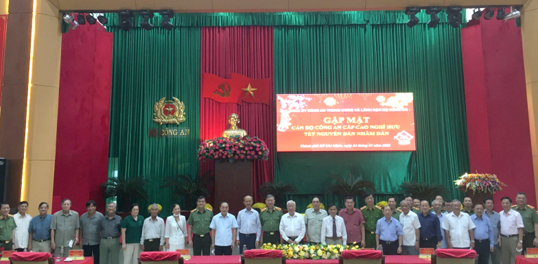 Minister To Lam meets retired senior officers -0