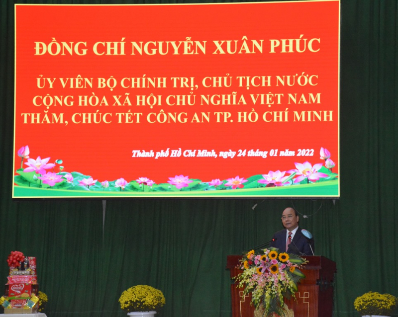 State President Nguyen Xuan Phuc pays Tet visit to HCMC police -0