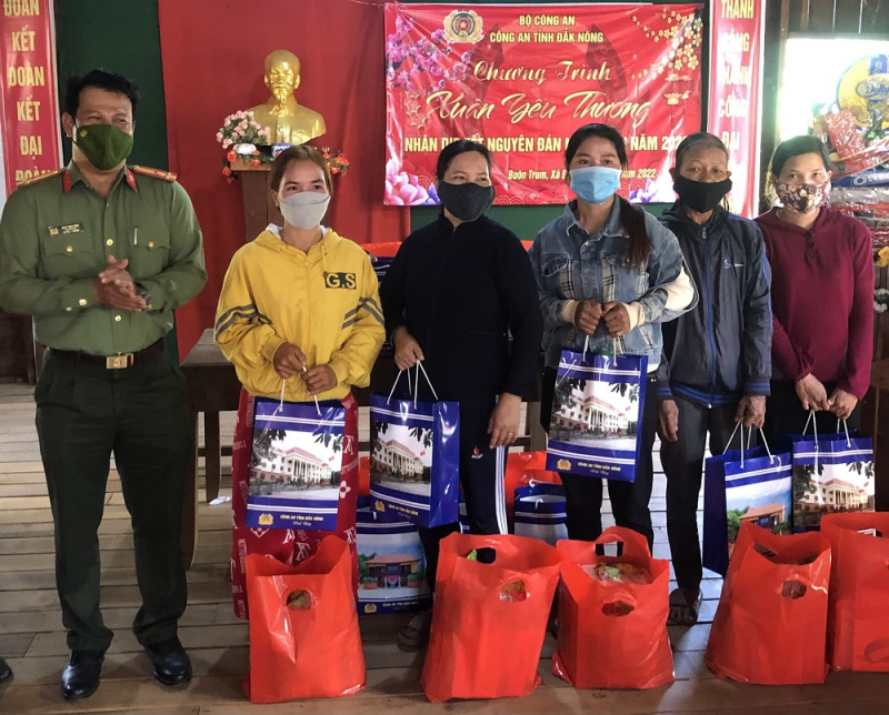 Công an Đắk Nông tặng quà Tết tại buôn kết nghĩa -0