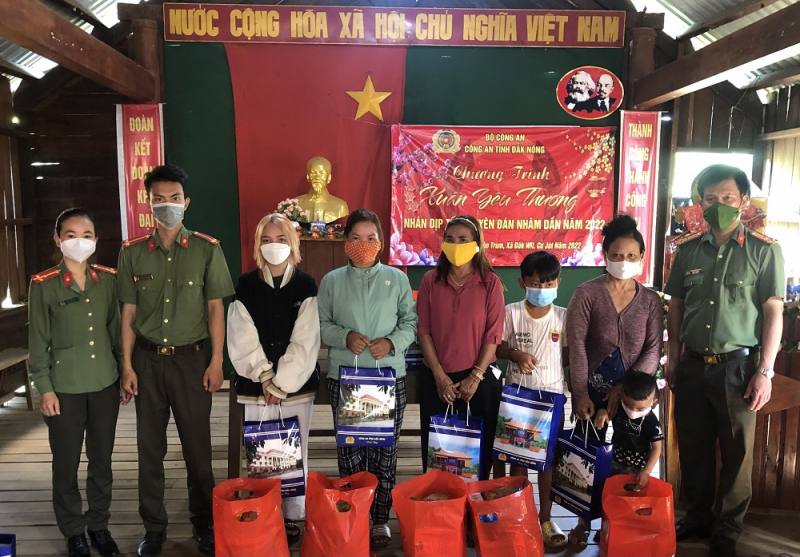 Công an Đắk Nông tặng quà Tết tại buôn kết nghĩa -0