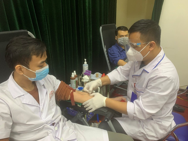 Hơn 100  y bác sĩ Bệnh viện Y học cổ truyền Bộ Công an hăng hái hiến máu tình nguyện  -0