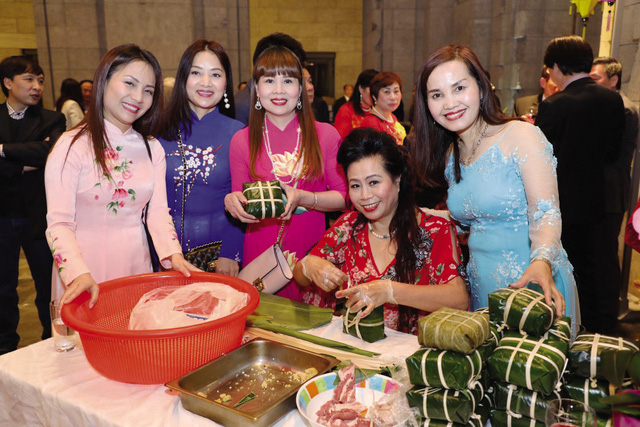 người việt xa xứ vẫn gói bánh chưng đón tết-nguồn ảnh báo gia đình.jpg -0