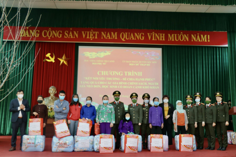 Hội phụ nữ Học viện Chính trj CAND tặng quà cho người già neo đơn, trẻ em có hoàn cảnh khó khăn -0