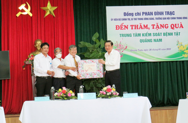 Tặng quà Tết cho lực lượng tuyến đầu và người lao động gặp khó khăn do đại dịch COVID-19 -0