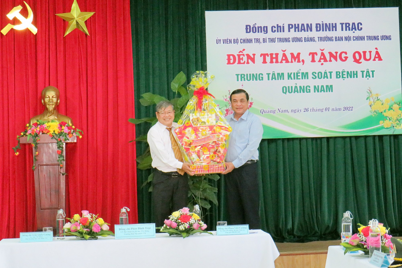 Tặng quà Tết cho lực lượng tuyến đầu và người lao động gặp khó khăn do đại dịch COVID-19 -0