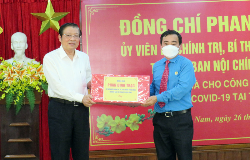 Tặng quà Tết cho lực lượng tuyến đầu và người lao động gặp khó khăn do đại dịch COVID-19 -0