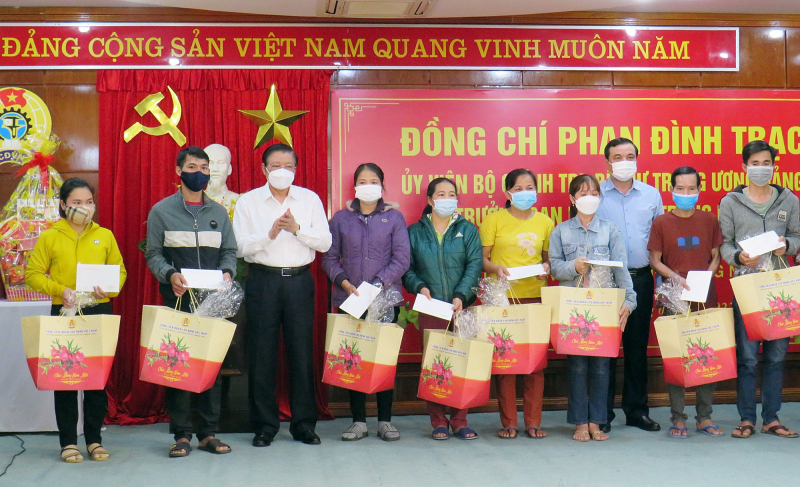 Tặng quà Tết cho lực lượng tuyến đầu và người lao động gặp khó khăn do đại dịch COVID-19 -0