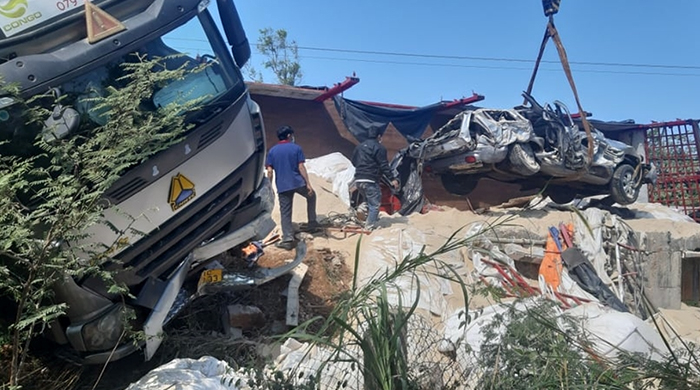 Xe Container lật đè lên xe ô tô, 1 người tử vong tại chỗ -0