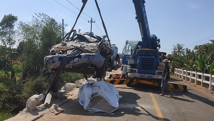 Xe Container lật đè lên xe ô tô, 1 người tử vong tại chỗ -0