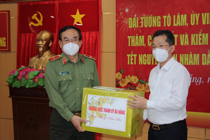Minister To Lam visits Da Nang Municipal Police Department, Hospital 199 -0