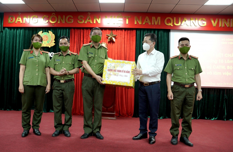 Minister To Lam visits Da Nang Municipal Police Department, Hospital 199 -0