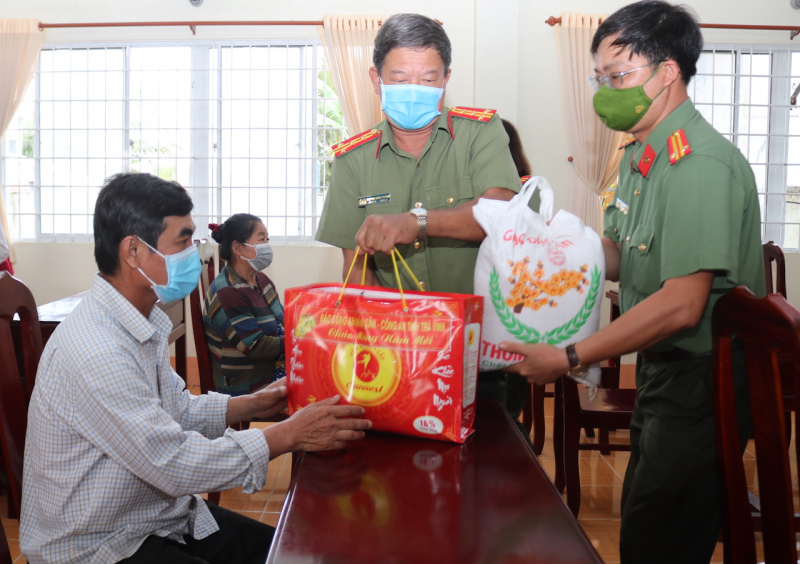 Góp chút quà Xuân với người dân Trà Vinh -1