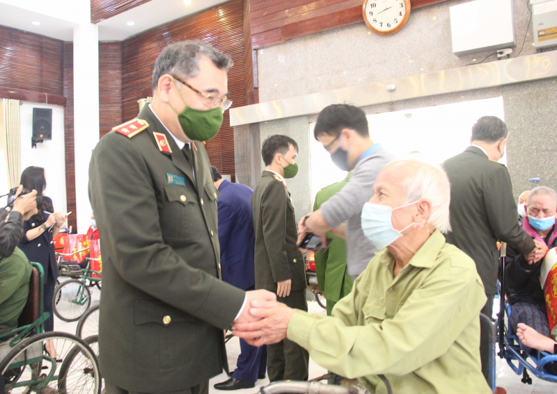 Lãnh đạo Bộ Công an thăm, tặng quà tại Trung tâm điều dưỡng thương binh Thuận Thành -0