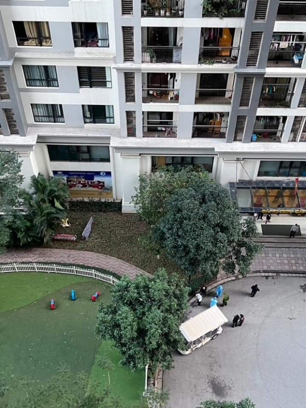 Một bé trai 7 tuổi rơi xuống đất thiệt mạng -1